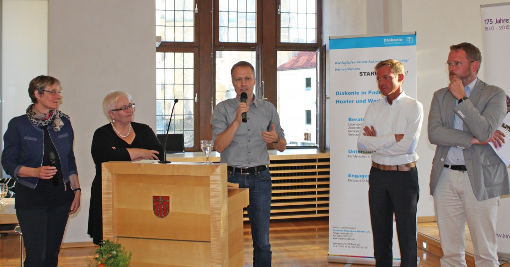 Diskutierten über Wege aus der Armut: (v. l.) Ulrike Gebelein (Diakonie Deutschland), Sigrid Beer (MdL, Bündnis 90/Die Grünen), Moderator Dr. Remi Stork (Diakonie Rheinland-Westfalen-Lippe), Daniel Sieveke (MdL, CDU) und Dr. Benjamin Benz (Ev. Fachhochschule Bochum). FOTO: EKP/HEIDE WELSLAU