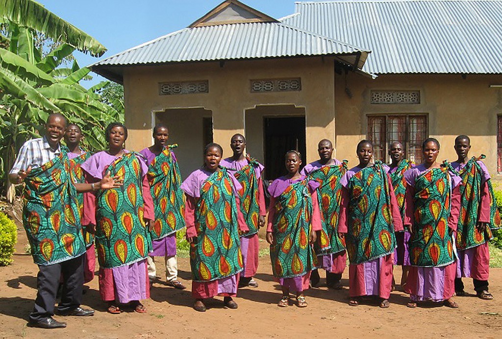 Freuen sich auf Begegnungen: Sängerinnen und Sänger aus Tanzania, die vom 10. bis 26. Oktober im Kirchenkreis Paderborn zu Gast sein und auftreten werden. FOTO: EKP