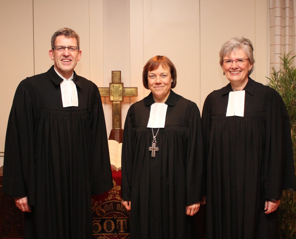 Einführung und Verabschiedung: Die Präses der Evangelischen Kirche von Westfalen Annette Kurschus (M.) führte Pfarrer Volker Neuhoff in das Superintendentenamt des Evangelischen Kirchenkreises Paderborn ein und verabschiedete seine Vorgängerin Superintendentin Anke Schröder. Foto: EKP/Oliver Claes