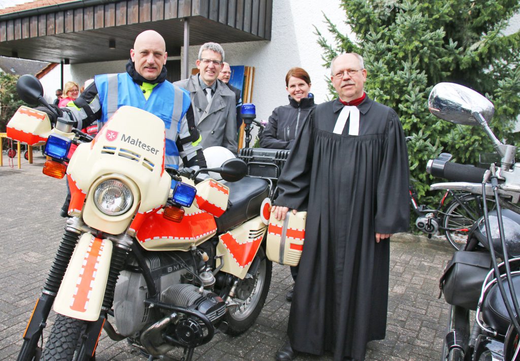 Großer Zuspruch: Gut 350 „Biker“ besuchten den Motorradgottesdienst an der Paul-Gerhardt-Kirche in Sennelager. Darüber freuten sich (v. l.) Thomas Hannemann von der Motorrad-Sanitätsstaffel der Malteser, Superintendent Volker Neuhoff, Pfarrerin Elisabeth Goller und Pfarrer i. R. Ulrich Grenz. FOTO: AXEL LANGER