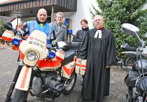 Großer Zuspruch: Gut 350 „Biker“ besuchten den Motorradgottesdienst an der Paul-Gerhardt-Kirche in Sennelager. Darüber freuten sich (v. l.) Thomas Hannemann von der Motorrad-Sanitätsstaffel der Malteser, Superintendent Volker Neuhoff, Pfarrerin Elisabeth Goller und Pfarrer i. R. Ulrich Grenz. FOTO: AXEL LANGER