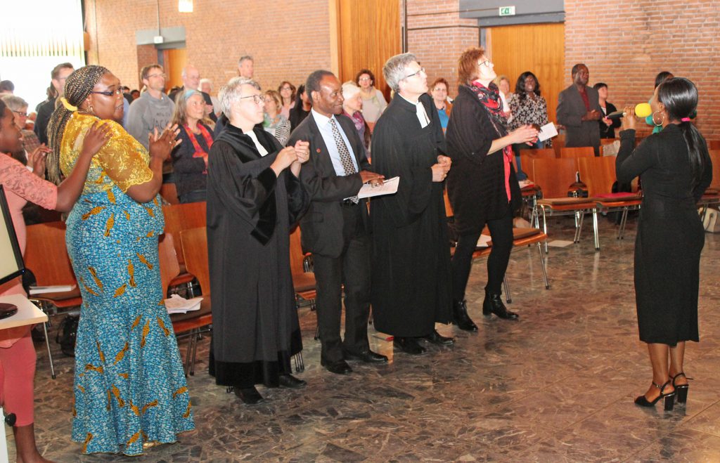 Gottesdienst in der Johanneskirche Paderborn mit der afrikanischen Gemeinde Faith Revival Ministry und einer Delegation aus dem tansanischen Partner-Kirchenkreis Kusini B: (ab 2. v. l.) Pastorin Dolly Omoregie (FRM), Pfarrerin Britta Schwiete (Johannes-Bezirk), Superintendent Phenias Lwakatare (Kirchenkreis Kusini B) und Superintendent Volker Neuhoff (Evangelischer Kirchenkreis Paderborn). Foto: EKP-Archiv/Heide Welslau