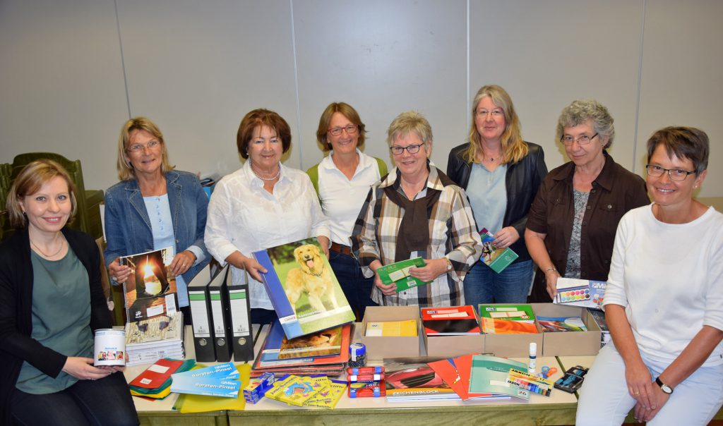 Die Projektmitarbeiterinnen: (v. l.) Swetlana Seifried (Diakonie Paderborn-Höxter), Brigitte Brüdigam, Renate Brinkmann, Iris Kuhlencord, Marita Karsten, Andrea Freund, Angelika Böhm und Gerlinde Stange haben beim Ausgabetermin im Gemeindezentrum zahlreiche Materialien an Bedürftige ausgehändigt. Foto: Jan Globacev