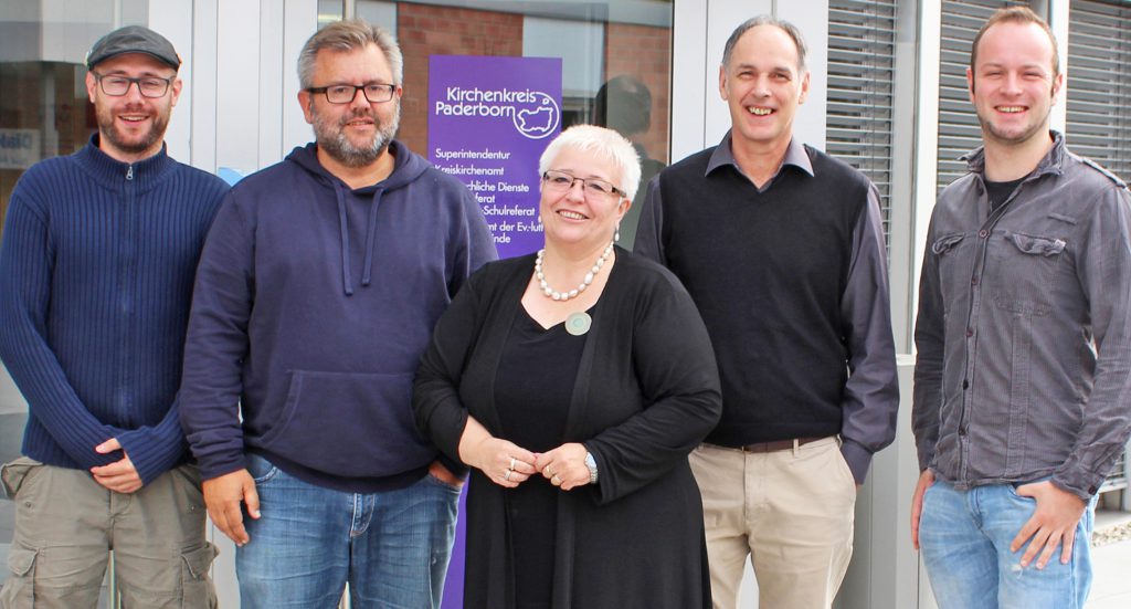 Vor dem Haus der Evangelischen Kirche in Paderborn: Die Landtagsabgeordnete der GRÜNEN Sigrid Beer (Mitte) besuchte das Jugendreferat des Evangelischen Kirchenkreises Paderborn. Vom Team dabei waren (v. l.) Jugendreferent Hendrik Zernke, Jugendpfarrer Burkhardt Nolte, Leiter des Jugendreferats Volker Kohlschmidt und JugendreferentMatthias Gronowski. FOTO: EKP/OLIVER CLAES