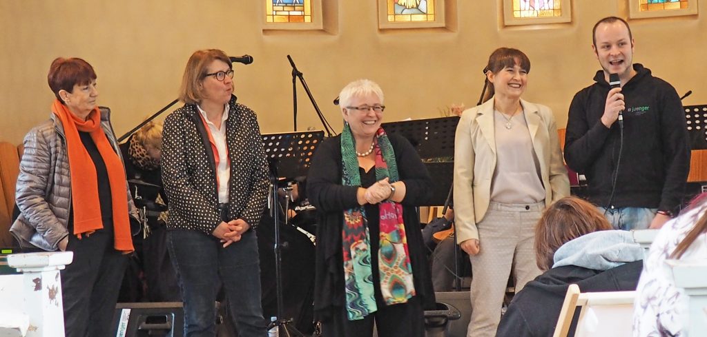 Bei gemeinsamen Spielen in der Stephanuskirche: Sabine Martiny (von links), Claudia Steenkolk, Sigrid Beer, Roze Özmen und Jugendreferent Matthias Gronowski. FOTO: EV. JUGEND