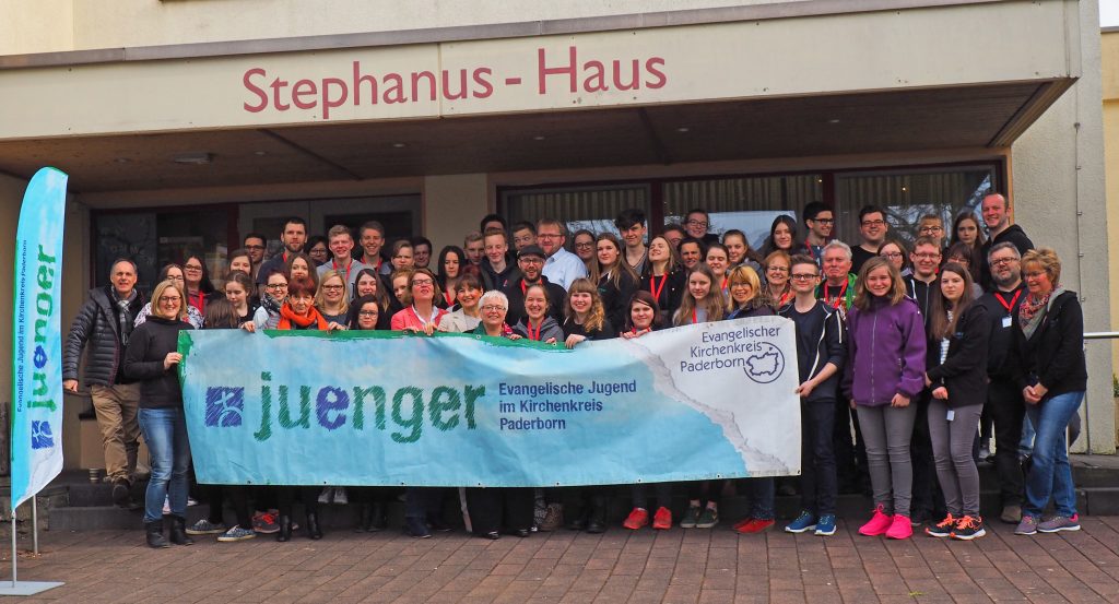 Vor dem Stephanushaus Borchen: Teilnehmende der 8. Jugendvollversammlung mit den Landtagskandidatinnen. FOTO: EV. JUGEND