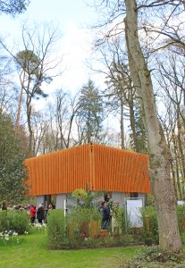 Der Pavillon als Zentrum des GlaubensGartens steht auf dem Landesgartenschau-Gelände im Waldpark; hier symbolisiert er die Verbindung von Erde, Schöpfung und Mensch mit dem Himmel/Spiritualität. FOTO: HEIDE WELSLAU
