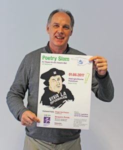 Mit dem augenzwinkernden Martin Luther und dem Ausruf „Viva la Reformación“ lädt Volker Kohlschmidt mit seinem Team von der Evangelischen Jugend zum Poetry Slam am 1. Juni in die Abdinghofkirche Paderborn ein; am 15. Mai gibt es einen Workshop für Anfänger. FOTO: EKP/HEIDE WELSLAU