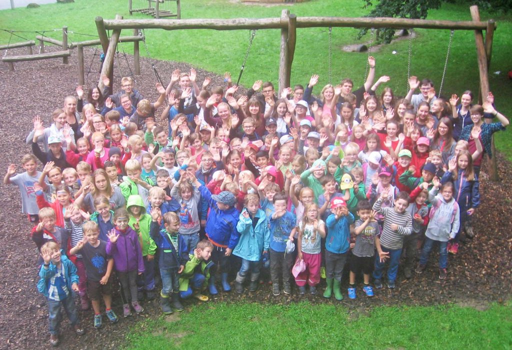 Erlebten Spaß und Abenteuer bei der Waldwoche: 110 Kinder und 23 Jugendleiterinnen und -leiter. FOTO: HoT ALTENBEKEN