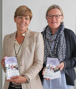 Die Trainerin Andrea Küsters (l.) lädt mit Susanne Bornefeld von der Regionalstelle Erwachsenenbildung im Evangelischen Kirchenkreis Paderborn zum neuen Workshop „Aktiv in den Ruhestand“ ein. FOTO: EKP/HEIDE WELSLAU