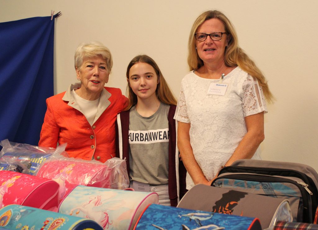 Unterstützung für die Schulmaterialienkammer: (v. l.) Spenderin Angela Michels, Chantalle-Monique (13), die mit Unterstützung ihrer Schule, der Heinz-Nixdorf-Gesamtschule Paderborn, zwei Tage ehrenamtlich in der Schulmaterialienkammer arbeiten konnte und Diakonie-Mitarbeiterin Susanne Bornefeld. FOTO: OLIVER CLAES