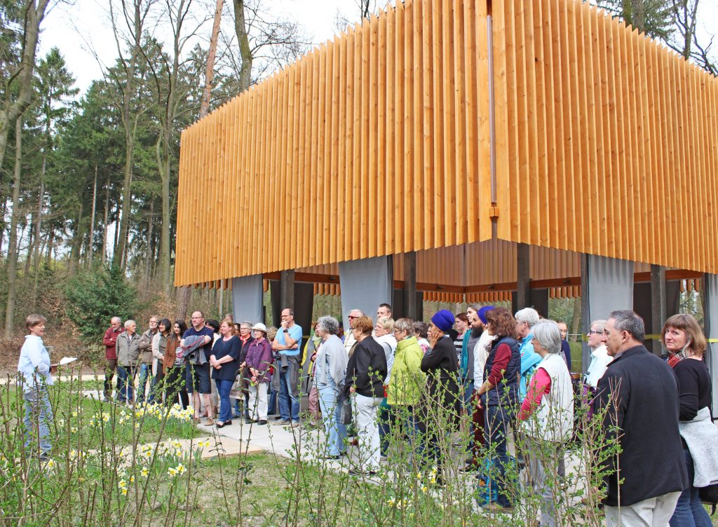 Pfarrerin Antje Lütkemeier (l.) während einer Schulung Ehrenamtlicher im April vor dem Start des GlaubensGartens auf der Landesgartenschau. FOTO: HEIDE WELSLAU