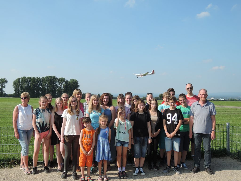 Der eine landet gerade - die anderen starten durch. Einige der Teamer der KiBiWo 2017 beim Nach- und Vorbereitungstreffen auf „Wolke 7“ auf dem Haxterberg in Paderborn. FOTO: LUKAS-BEZIRK