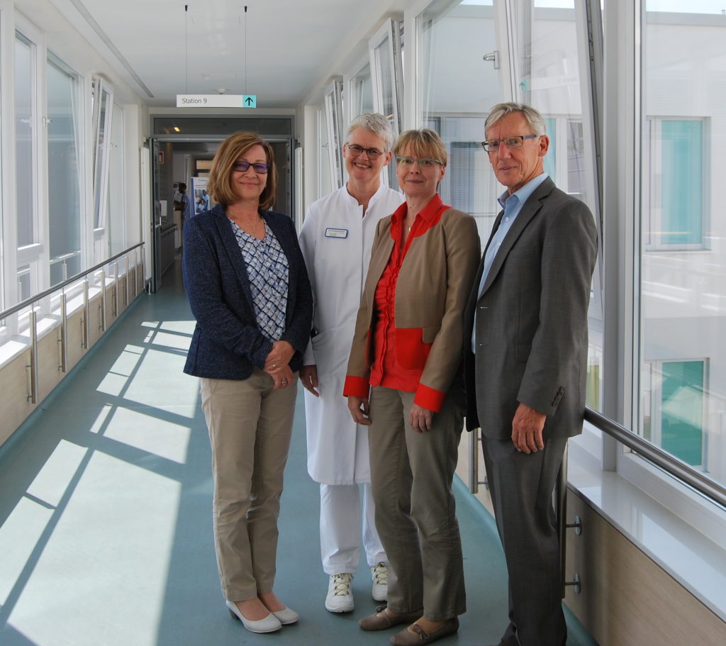 Ziehen ein positives Fazit: Ute Panske, Geschäftsführung Ev. Krankenhaus St. Johannisstift und Vorstand St. Johannisstift; Dr. Anke Nolte, Chefärztin der Klinik für Innere Medizin und Geriatrie; Dr. Beate Joachimsmeier, Chefärztin der Abteilung für Gerontopsychiatrie/Soziotherapie der LWL Klinik und Reinhard Loer, Kaufmännischer Direktor LWL-Klinikum Gütersloh und LWL-Klinik Paderborn. Foto: ST: JOHANNISSTIFT