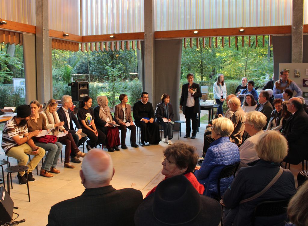 Dank stand im Mittelpunkt: Das Abschlussfest für die Ehrenamtlichen des GlaubensGartens auf der Landesgartenschau begann mit einer interreligiösen Andacht. Foto: EKP/Oliver Claes