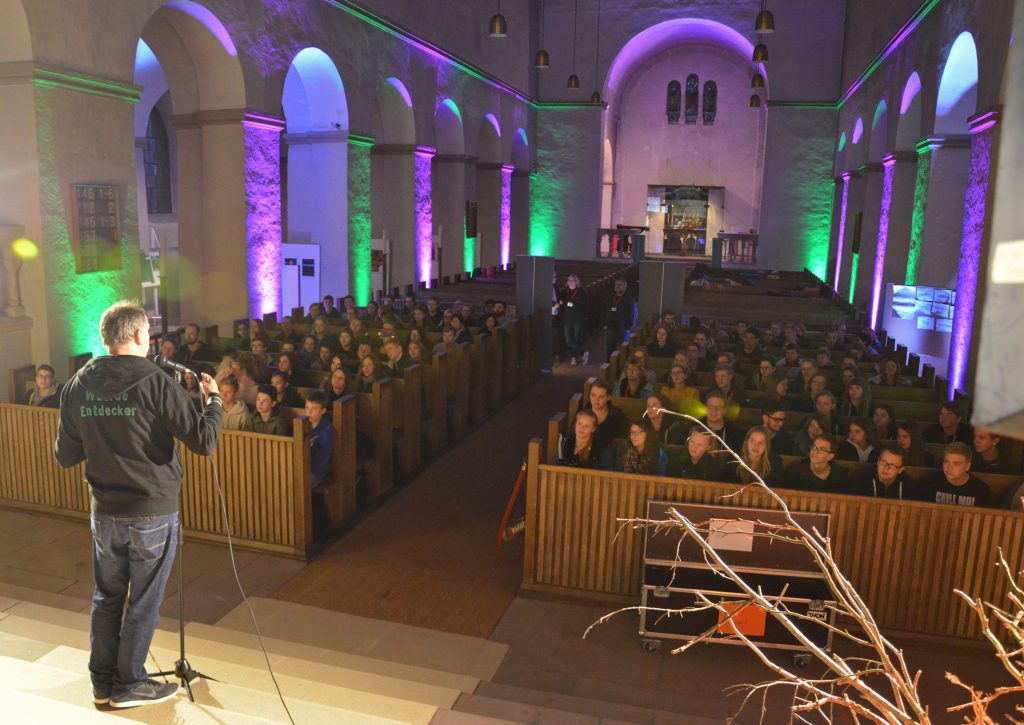 Farbenfroh: 140 Jugendliche nahmen an der ChurchNight der evangelischen Jugend in der Abdinghofkirche teil. Foto: Dr. Eckhard Düker