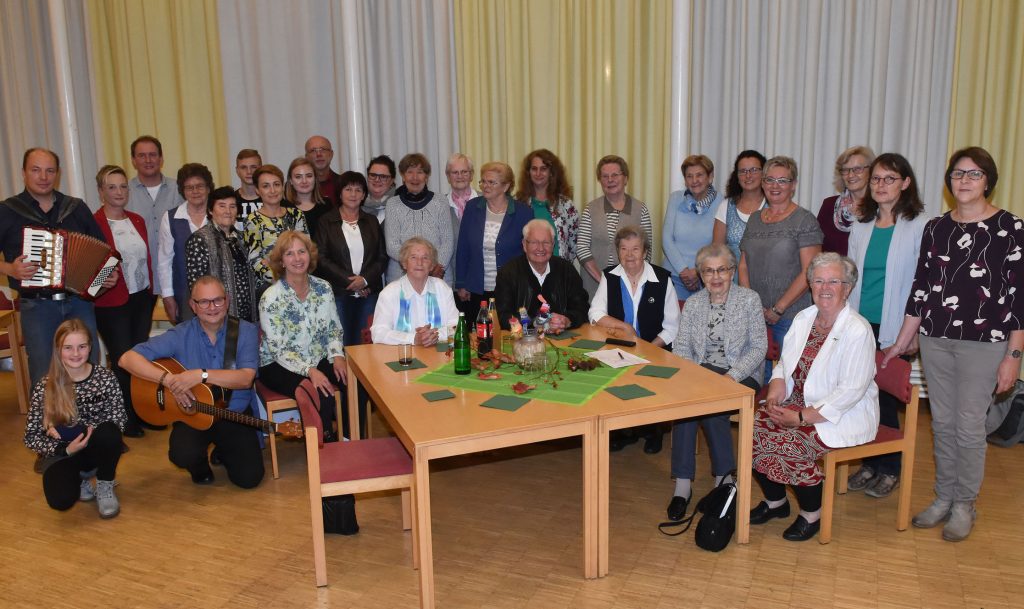 Feier: Das 90-jährige Bestehen hat die Frauenhilfe Steinheim im evangelischen Gemeindezentrum begangen. Für einen beschwingten Abend sorgte die Band „Kapelle Kamelle“.