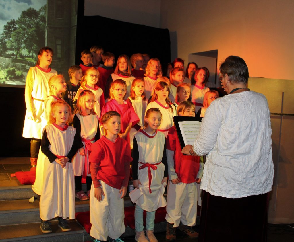 Chor: Die kleinen Sänger vom Kinderchor Lauenförde unter der Leitung von Rosi Lindemann und Thea Temme. FOTO: MANUELA PULS
