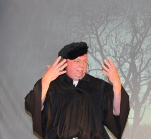 Blitz und Donner: Martin Luther (Uwe Neumann) gerät in ein Unwetter und gelobt, ins Kloster zu gehen, falls er gerettet wird. FOTO: MANUELA PULS
