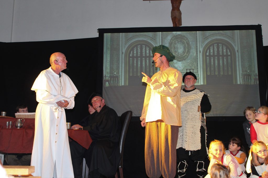 Vor Gericht: Der päpstliche Gesandte (Michael Niemann, l.) verhängt den Kirchenbann gegen Martin Luther (Toralf Klimmer). FOTO: MANUELA PULS