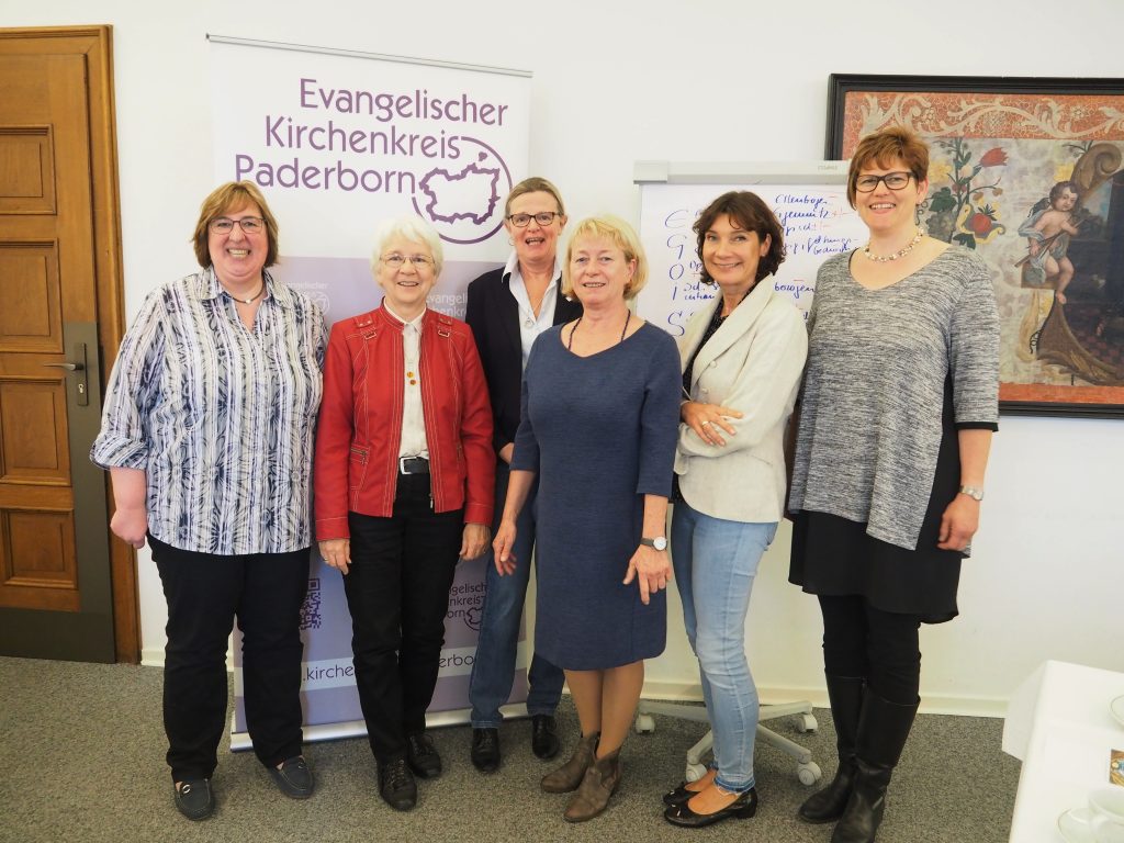 Mitglieder des Frauenausschusses mit der Referentin: (v. l.) Pfarrerin Elke Hansmann, Irene Glaschick-Schimpf, Susanne Bornefeld, Monika Korbach, Pfarrerin Heidrun Greine und Ingeborg Knust.