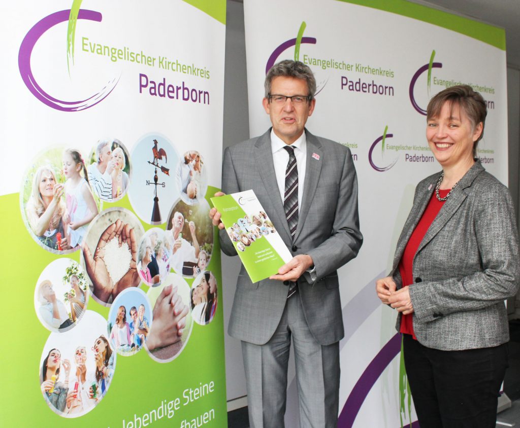 Positive Bilanz: Superintendent Volker Neuhoff mit der neuen Konzeption des Evangelischen Kirchenkreises Paderborn und Pfarrerin Antje Lütkemeier, Sprecherin Projektteam GlaubensGarten.