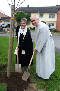 Pflanzten zwei Bäume: Pfarrerin Sabine Sarpe und Presbyter Michael Wahl am Reformationstag in Borchen. Foto: Stephanus-Kirchengemeinde Borchen