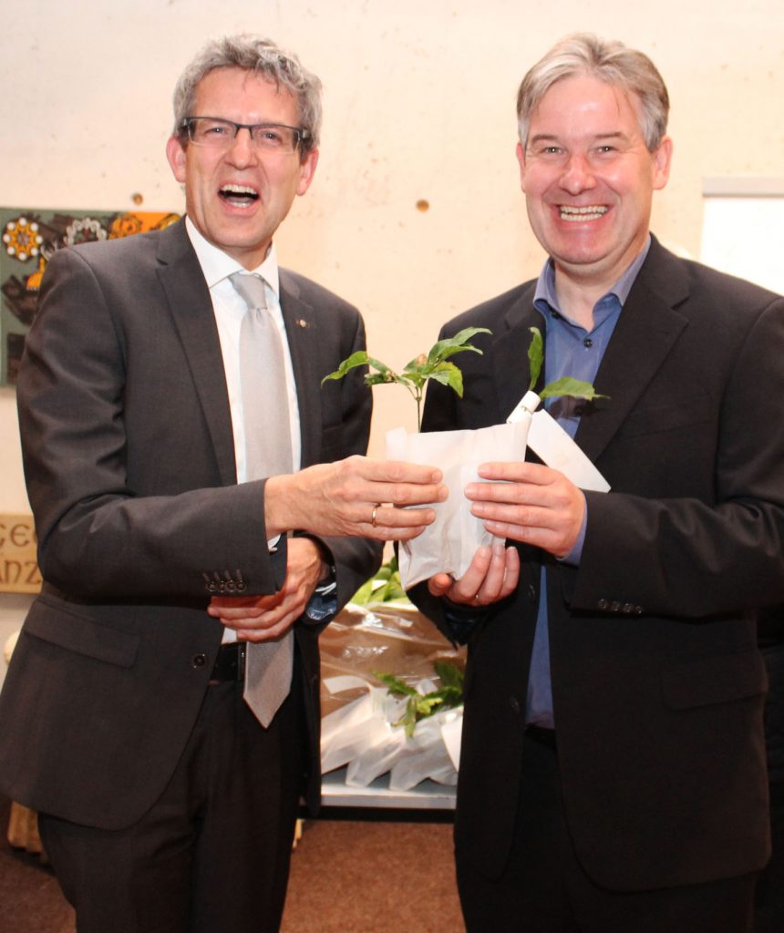 Luthereiche: Über einen Setzling aus den Händen von Superintendent Volker Neuhoff (links) freut sich der Hövelhofer Bürgermeister Michael Berens.
