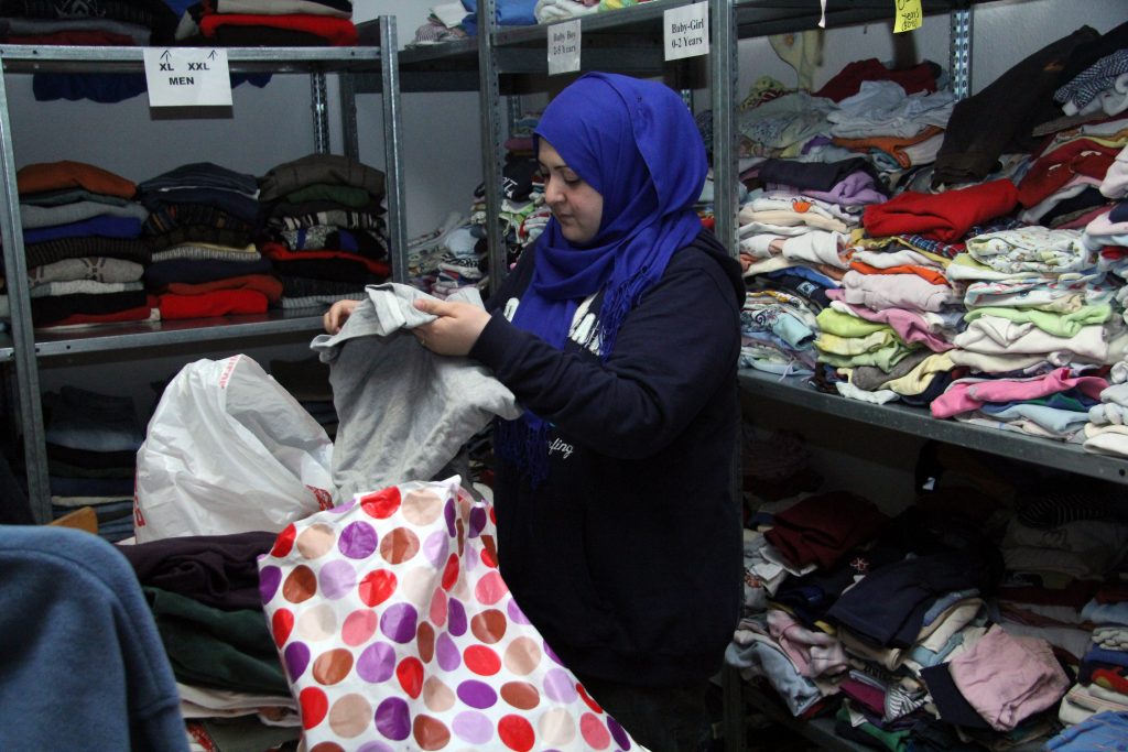 Aus dem Irak geflüchtet: Diese Frau hilft in der Kleiderkammer der ZUE Borgentreich mit.