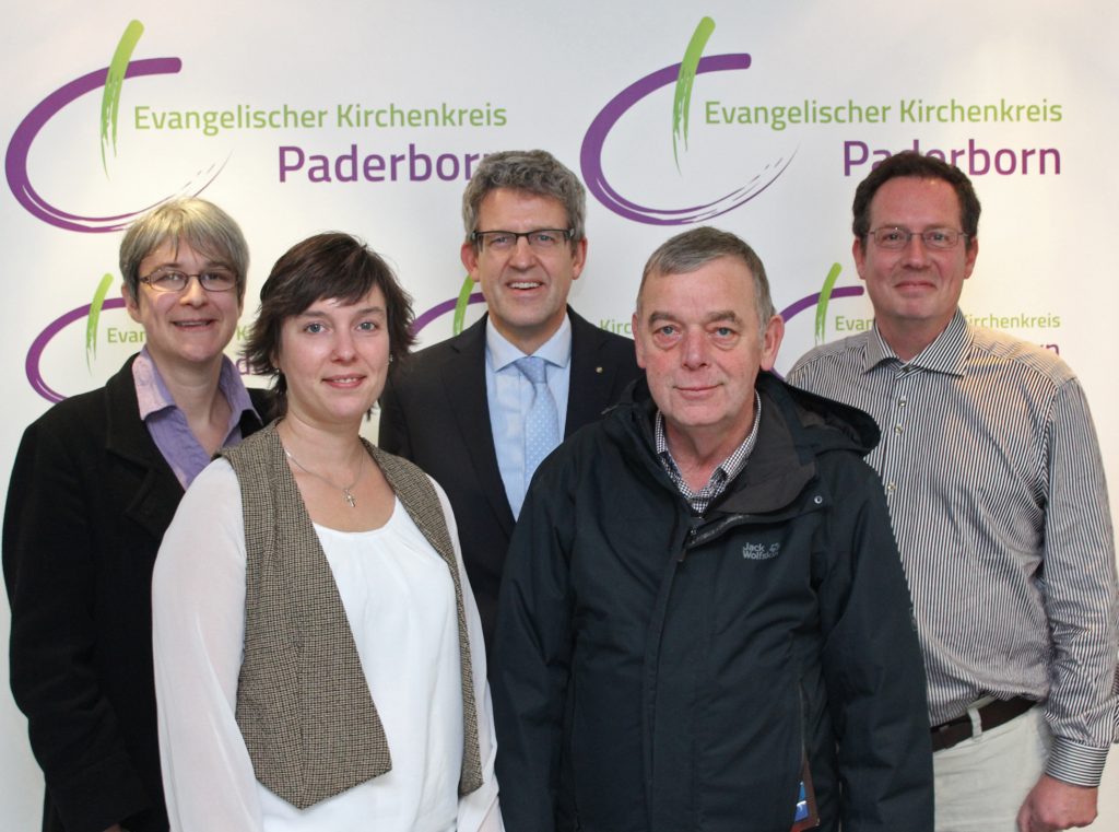 Freuen sich über die Lösung: (v. l.) Pfarrerin Daniela Walter, Pfarrerin Patrizia Müller, Superintendent Volker Neuhoff, Pfarrer Karl-Ludwig Wendorff und Pfarrer Kai-Uwe Schroeter. Foto: EKP/Oliver Claes