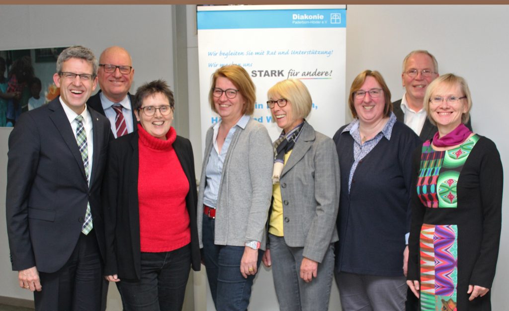 Verwaltungsrat der Diakonie: (v.l.) Superintendent Volker Neuhoff (Vorsitzender des Verwaltungsrates), Wolfgang Weigel, Nelo Thies, die neuen Mitglieder Claudia Steenkolk und Gunda Köster, Pfarrerin Elke Hansmann (Synodalbeauftragte für Diakonie), Gerhard Lambracht (Standortleiter Diakonie Höxter) und Vorstand Jutta Vormberg. Foto: DPH/Oliver Claes