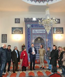 Der Dialogbeauftragte Abdurrahman Atasoy stellt den Mitgliedern des Runden Tisches Religion aus Höxter die Moscheegemeinde in Münster vor. FOTO: TUIJA NIEDERHEIDE