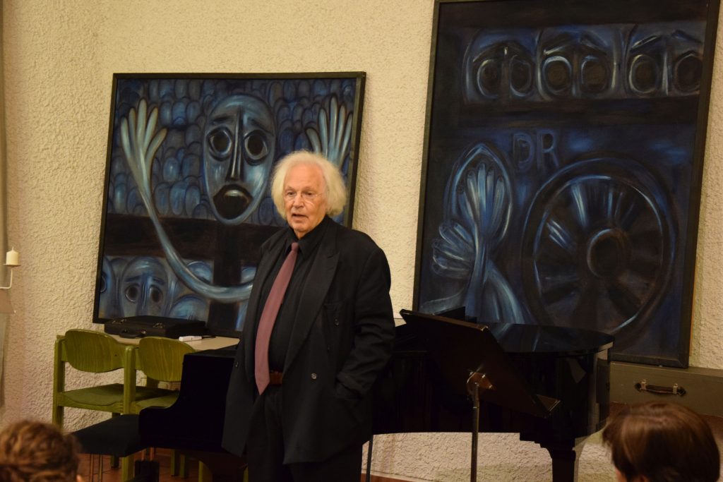 Walter Liggesmeyer bei der Eröffnung der Ausstellung "mein Kind trägt Locken" im Ev. Gemeindezentrum Bad Lippspringe (November 2014). FOTO: JAN GLOBACEV