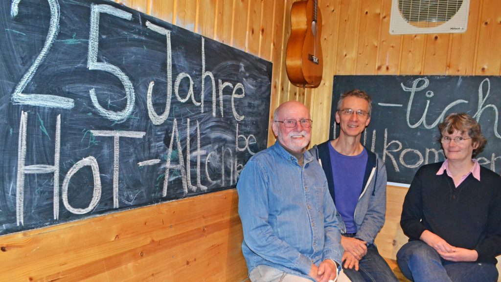 Feierten den 25. Geburtstag des HoT zusammen mit vielen Gästen: (v.l.) Der ehemalige Altenbekener Gemeindepfarrer Richard Pothmann, HoT-Leiter Wolfgang Dehlinger und Pfarrerin Katrin Elhaus. FOTO: SILKE RIETHMÜLLER