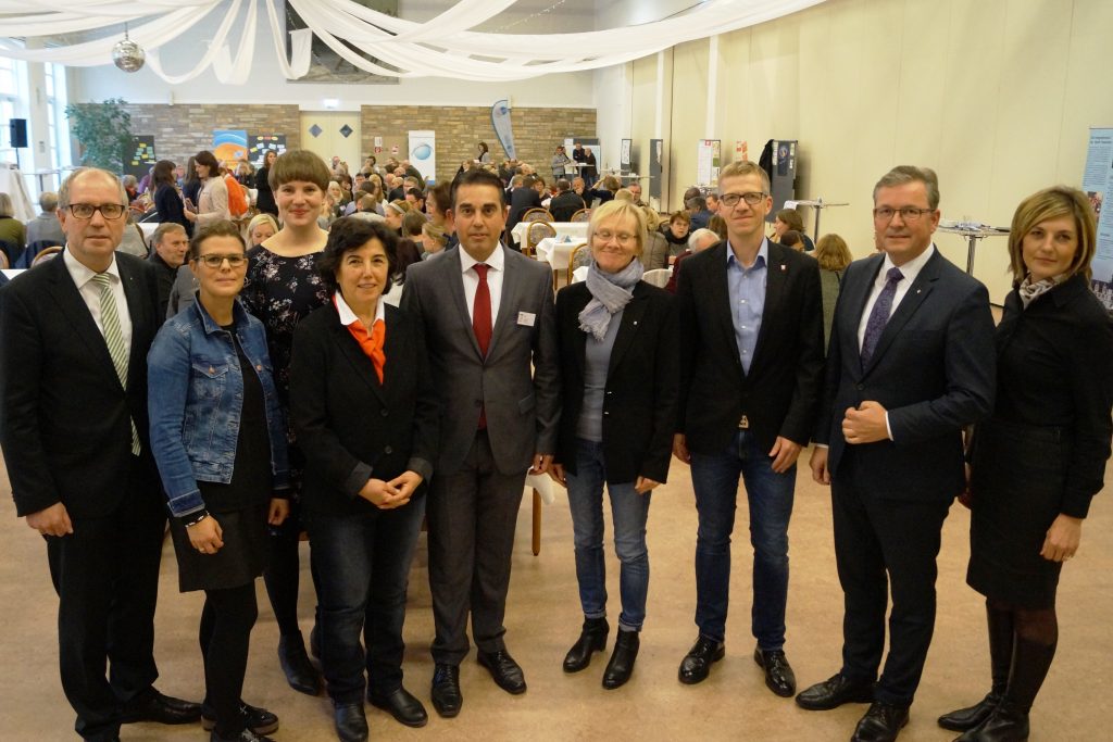 Diskutierten mit den Teilnehmern: (v. l.) Landrat Manfred Müller, Stefanie Laufkötter (Koordinierungsstelle für Inklusion/Integration Stadt), Johanna Leifeld (Kommunales Integrationszentrum Kreis), Filiz Celik (Arbeiterwohlfahrt Kreisverband Paderborn), Recep Alpan (Integrationsrat der Stadt Paderborn), Jutta Vormberg (Diakonie Paderborn-Höxter), Thomas Kemper (Integrationsagentur Caritasverband Paderborn), Bürgermeister Michael Dreier und Oxana Schlidt (Koordinierungsstelle für Inklusion/Integration). FOTO: STADT PADERBORN