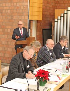 Der Landrat des Kreises Paderborn, Manfred Müller (am Rednerpult), dankte unter anderem den Haupt- und Ehrenamtlichen in den Kirchengemeinden und der Diakonie für ihr Engagement – insbesondere im Bereich der Flüchtlingsbegleitung. FOTO: OLIVER CLAES