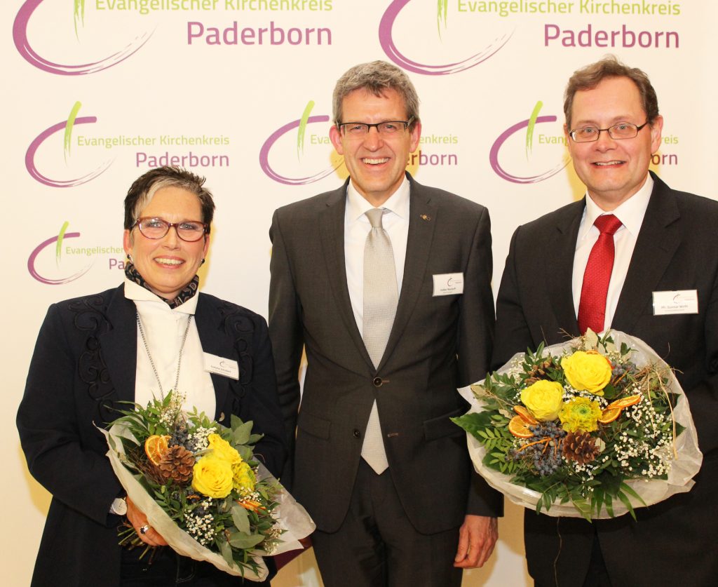Freude und Blumen nach der Wahl: Superintendent Volker Neuhoff (Mitte) mit seinem neuen Stellvertreter, Synodalassessor Pfarrer Gunnar Wirth, und mit der neuen 1. Synodalältesten im Kreissynodalvorstand, Evelyne Schubert. FOTO: HEIDE WELSLAU