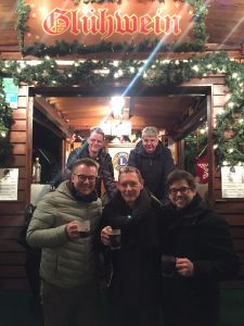 Am Lionsstand auf dem Weihnachtsmarkt stoßen die vier Präsidenten der Paderborner Lionsclubs auf einen guten Verlauf des Glühweinverkaufs an: (unten v.l.:) Volker Wester, Präsident Lions Club Drei-Hasen, Hans-Jörg Schmidt, Präsident Lions Club Carolus, Sebastian Schäfer, Präsident Leo Club. (Oben v.l.:) Dr. Martin Baur, Activity-Beauftragter Carolus, Dr. Wiro Wickord, Sekretär Drei-Hasen. Foto: Lions