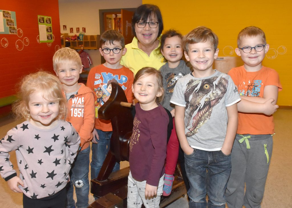 Nach 43 Jahren im evangelischen Kindergarten in Steinheim, die letzten 16 Jahre als Leiterin, ist Adelheid Meller - hier inmitten von Kindern - in den Ruhestand gegangen. FOTO: HEINZ WILFERT
