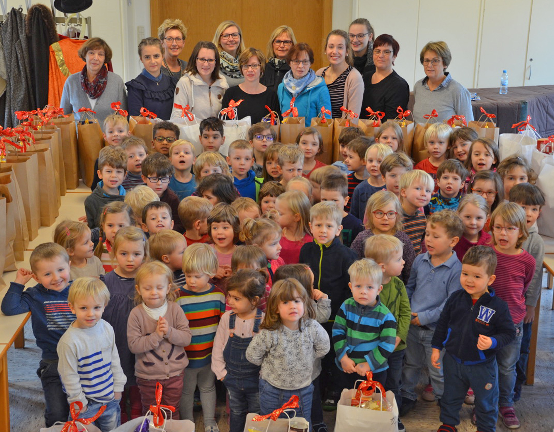 Kinder Beschenkten Tafelgaste Am Abdinghof Evangelischer