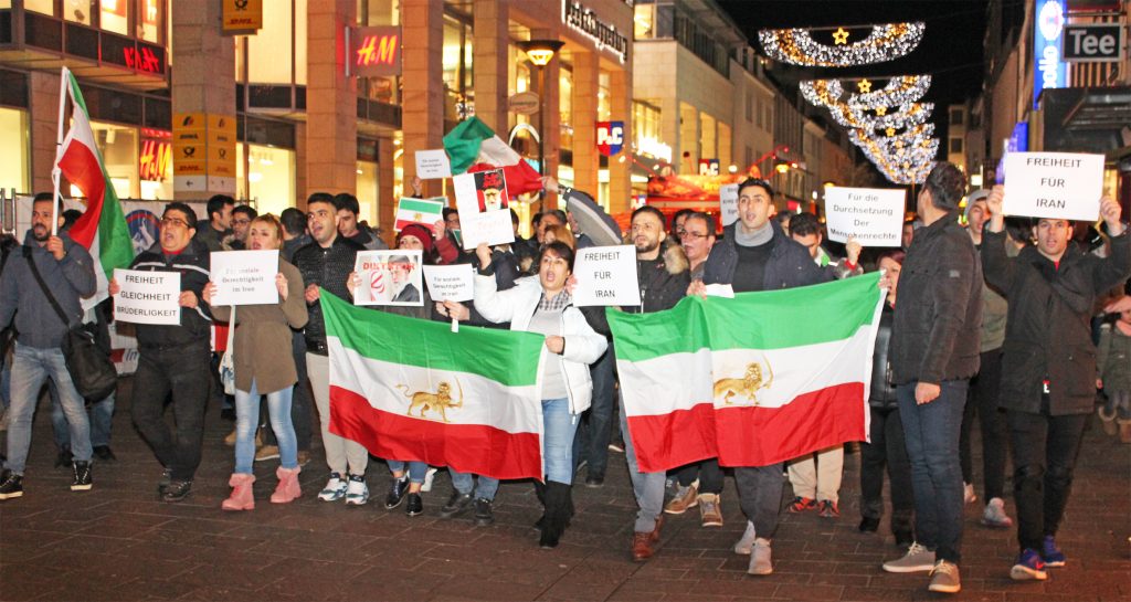 150 Menschen zogen am 6. Januar friedlich durch die Paderborner Innenstadt. Sie forderten Freiheit und Menschenrechte für den Iran. FOTO: HEIDE WELSLAU