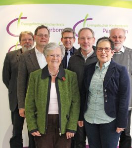 Der KSV mit: (vorne v. l. ) die Synodalältesten Helga Weber-Kruck und Evelyne Schubert, (Mitte v. l.) Synodalassessor Gunnar Wirth, Scriba Wolfgang Neumann, (hinten v. l.) Synodalältester Jürgen Engelmann, Superintendent Volker Neuhoff, Synodalältester Wolfgang Dzieran. Es fehlt Synodalaltester Dr. Wilfried Hauenschild. Foto: Heide Welslau