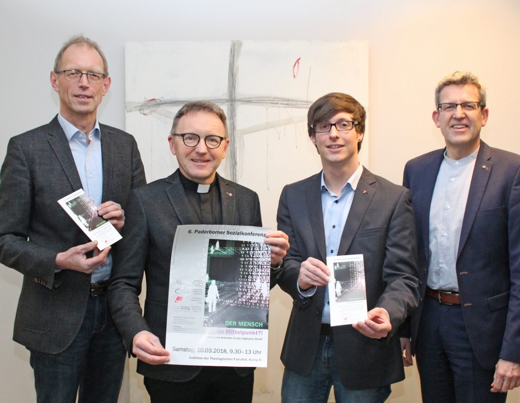 Laden interessierte Bürgerinnen und Bürger zur 6. Paderborner Sozialkonferenz ein: (v. l.) Diplom-Theologe Detlef Herbers, stellv. Direktor Sozialinstitut Kommende Dortmund, Dechant Benedikt Fischer, Dekanat Paderborn, Martin Menacher, Gewerkschaftssekretär DGB OWL, und Superintendent Volker Neuhoff, Evangelischer Kirchenkreis Paderborn. FOTO: EKP/HEIDE WELSLAU