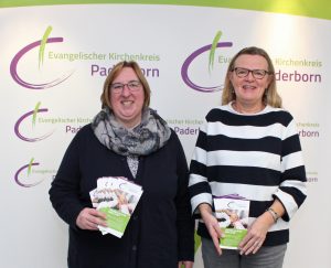Veranstaltungen für Ehrenamtliche: Pfarrerin Elke Hansmann (l.) und Ehrenamtskoordinatorin Susanne Bornefeld haben das Programm zusammengestellt. Foto: EKP/Oliver Claes