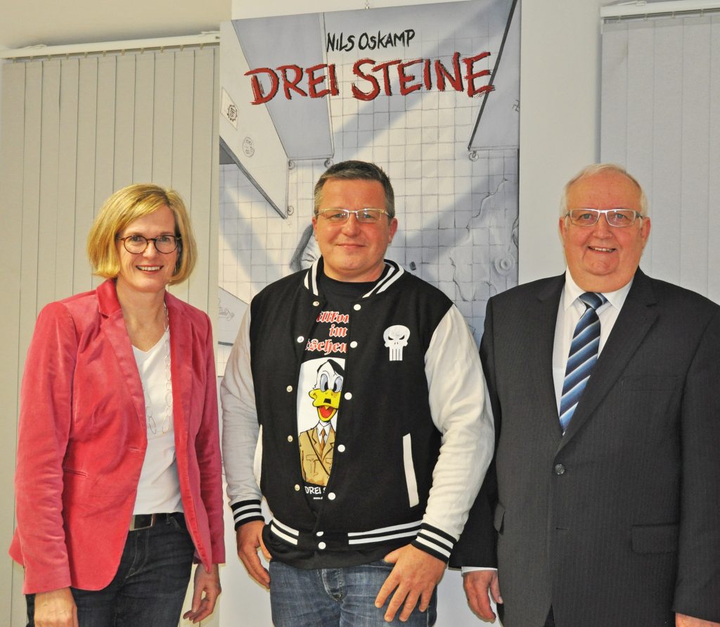 Bei der Ausstellungseröffnung: (v. l. n. r.) Kirsten John-Stucke, Leiterin des Kreismuseums Wewelsburg, Autor und Illustrator Nils Oskamp, Vinzenz Heggen, stellvertetender Landrat des Kreises Paderborn, bei der Eröffnung der Ausstellung „Drei Steine“. FOTO: KREISMUSEUM WEWELBURG