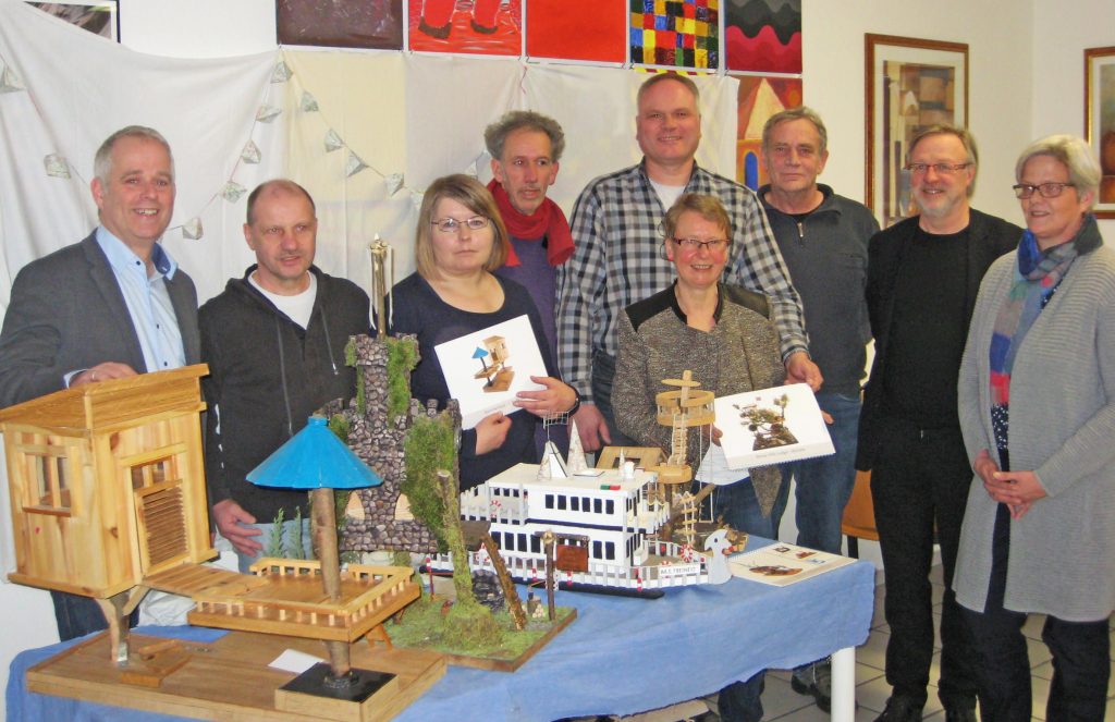 Bei der Übergabe der Kalender: (v.l.): Michael Dreiucker (Geschäftsbereichsleitung Perthes-Arbeit der Ev. Perthes-Stiftung e.V.), Dieter Milutinovic, Ingrid Berkemeier und Andreas Böker (Teilnehmende der Maßnahme), Andreas Schefer (Betriebsleiter der Sozialwerkstatt Paderborn), Mary Brauer (Ansprechpartnerin der Maßnahme), Josef Glunz (technischer Begleiter), Pfarrer Detlev Schuchardt (Ev. Kirchengemeinde Bad Lippspringe) und Hiltrud Meiwes-Klee (Jobcenter Kreis Paderborn). Nicht im Bild: Beate Lutterbüse, (Fachbereichsleitung Projektentwicklung). FOTO: PERTHES-STIFTUNG