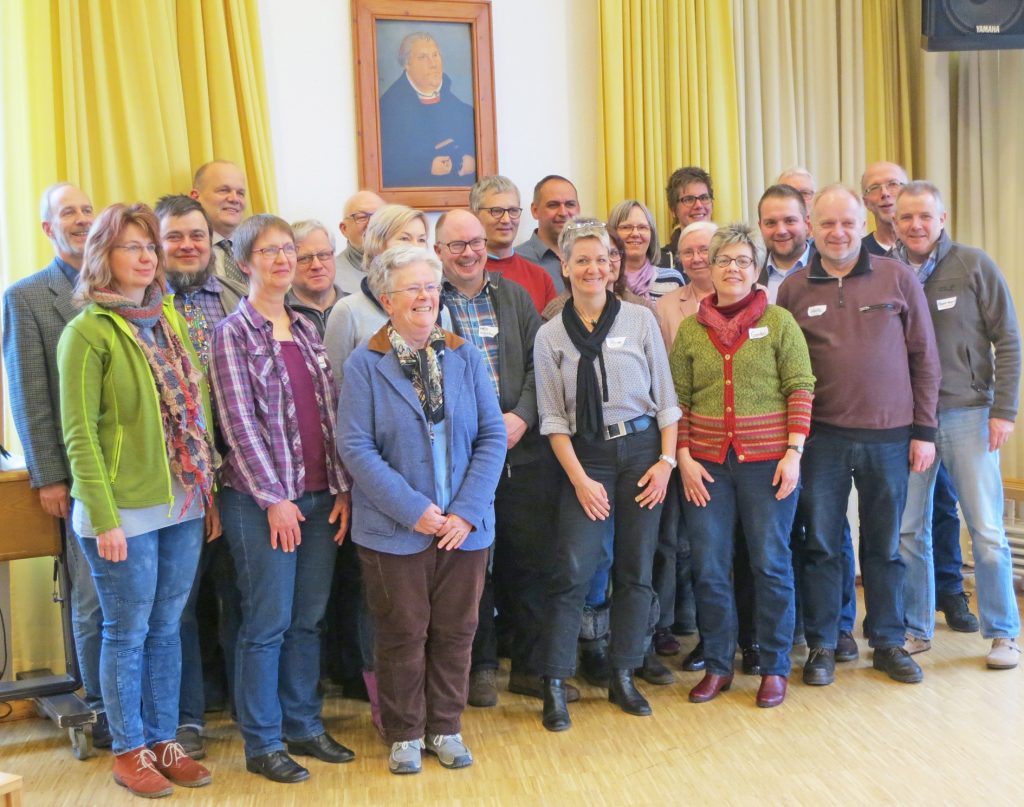 Presbyterinnen, Presbyter und Pfarrer aus Brakel, Marienmünster, Nieheim, Lügde und Steinheim mit den Beratern Hanns Meiners und Matthias Schmidt (1. und 4. v. li.). FOTO: PRIVAT