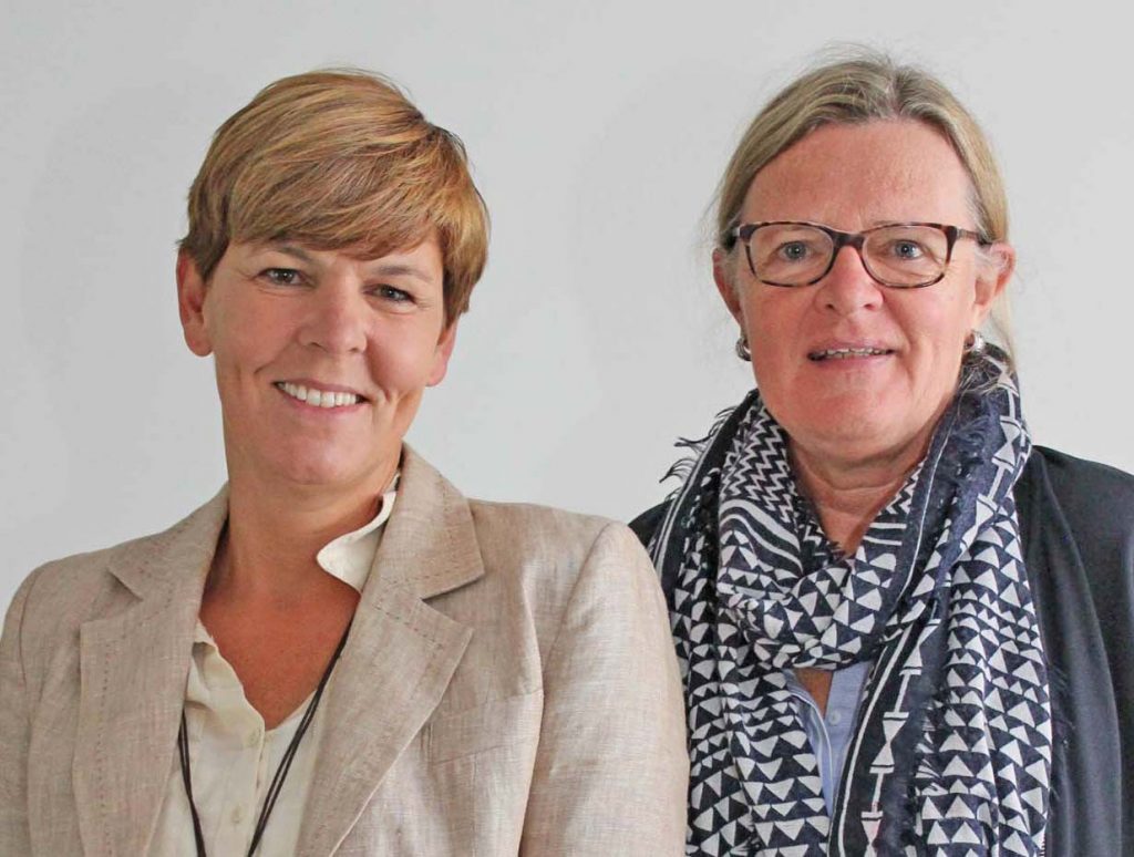 Laden ein zum Workshop „Aktiv in den Ruhestand: (v. l.) Trainerin und Dozentin Andrea Küsters und die Referentin für Erwachsenenbildung im Evangelischen Kirchenkreis Paderborn, Susanne Bornefeld. FOTO: ARCHIV/HEIDE WELSLAU