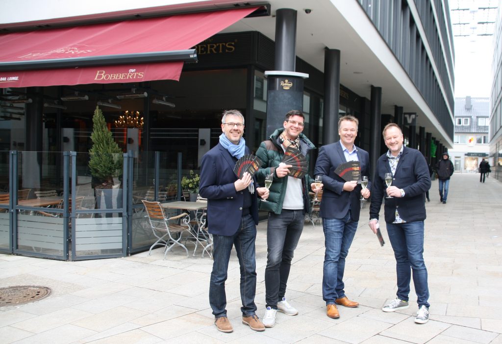 Der Lionsclub „Paderborn-Drei Hasen“ und der Leoclub laden mit (v.l.) Andreas Stiewe, Volker Wester (Präsident), Jürgen Pieper und dem Veranstalter Stefan Bergschneider (2.v.l., Geschäftsführer des „Bobbert‘s“) zur „Night of the Lions“ am 14. April ein. FOTO: Lions