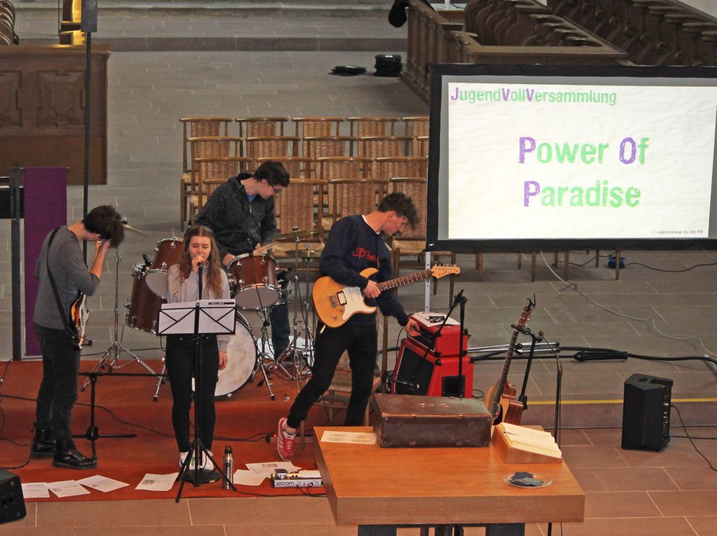Nicht zuletzt die Musik der Band Power of Paradise sorgte für gute Stimmung bei der 10. Jugendvollversammlung in der Kirche Maria im Weinberg. FOTO: EV. JUGEND